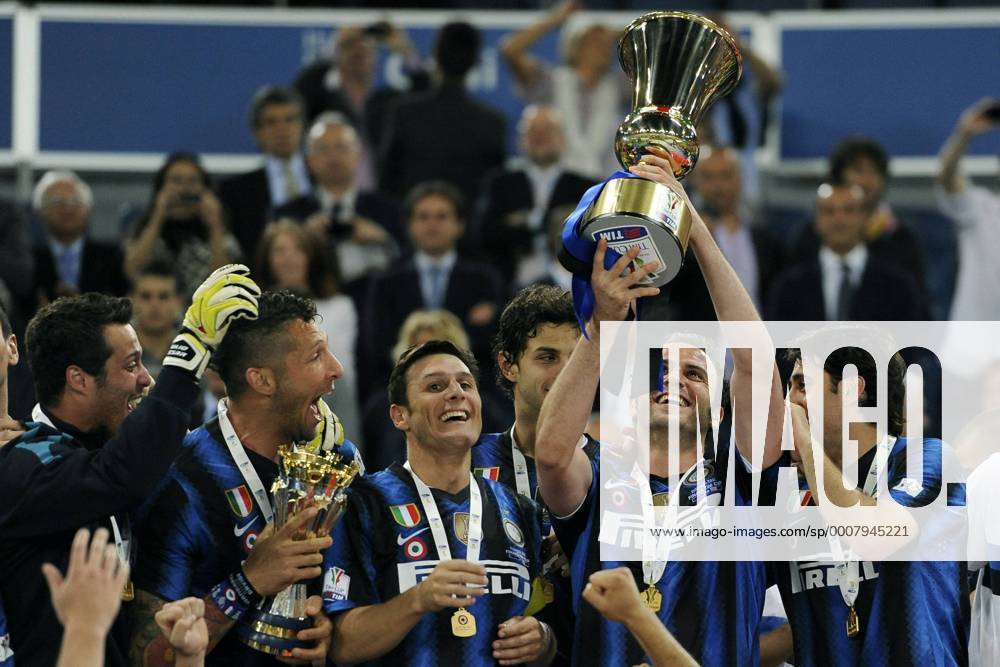 Finale der Coppa Italia 2011 in Rom - Sieger Inter Mailand jubelt - - Giampaolo Pazzini, Javier Zanetti, Diego Milito, Julio Cesar und Marco Materazzi Siegerehrung