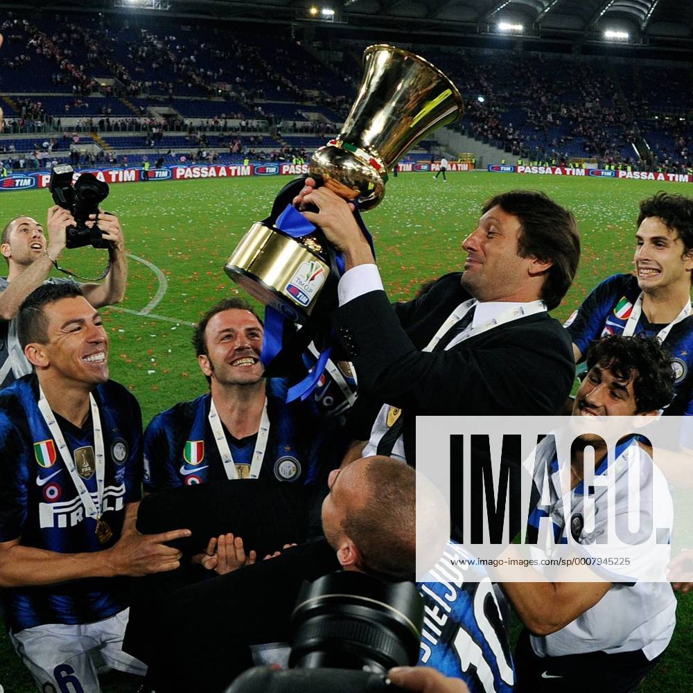 Finale der Coppa Italia 2011 in Rom - Sieger Inter Mailand jubelt - - Leonardo, Lucio und Wesley Sneijder