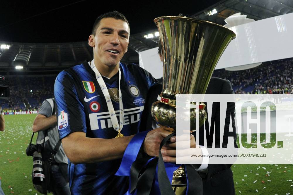 Finale der Coppa Italia 2011 in Rom - Sieger Inter Mailand jubelt - - Lucio