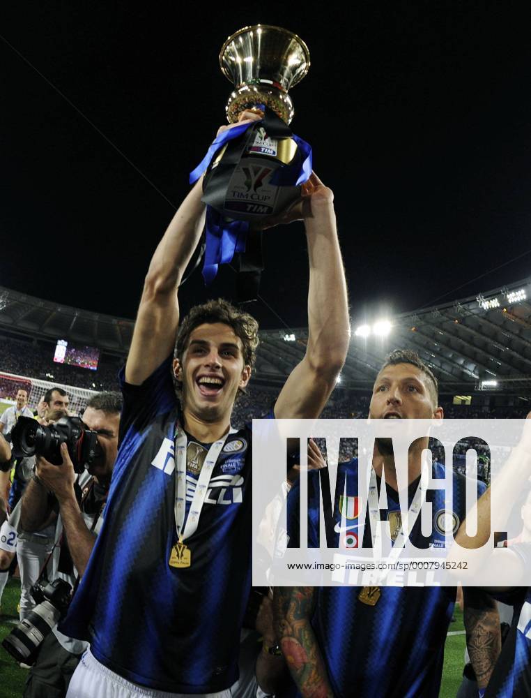 Finale der Coppa Italia 2011 in Rom - Sieger Inter Mailand jubelt - - Andrea Ranocchia und Marco Materazzi