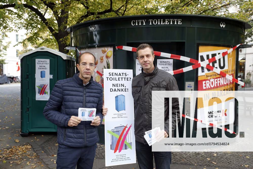 City-Toilette der Wall GmbH in Berlin wird ab 2019 de facto abgeschafft, keine Verlaengerung des Kooperationsvertrag mit dem Land Berlin, symbolische Aktion gegen diesen Beschluss des Senat der Berliner CDU mit Stefan Evers und Christian Graeff und einem DIXI-Klo, Berlin Deutschland, Germany