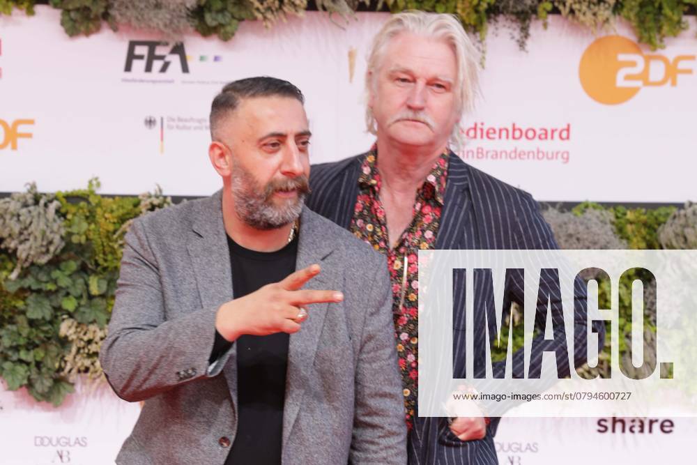 Kida Khodr Ramadan, Detlev Buck, beim Deutscher Filmpreis 2021 in Berlin, Preisverleihung, Roter Teppich, Berlin Deutschland, Germany