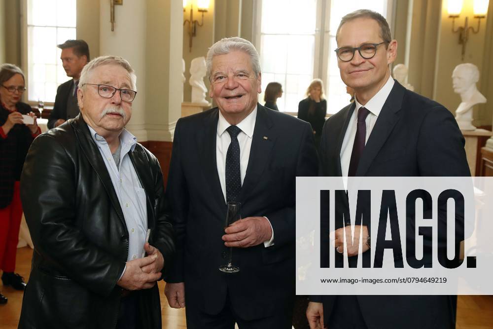 Empfang des Regierenden Buergermeister im Roten Rathaus in Berlin zum 80. Geburtstag von Joachim Gauck, Alt-Bundespraesident und Ehrenbuerger Berlin, mit Wolf Biermann, Joachim Gauck, Michael Mueller, Berlin Deutschland, Germany