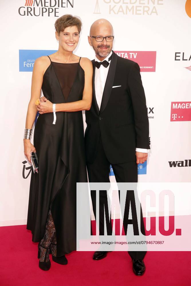 Christoph Maria Herbst und seine Ehefrau Gisi Herbst bei der Goldene Kamera 2019 in Berlin, Preisverleihung, Roter Teppich, Berlin Deutschland, Germany