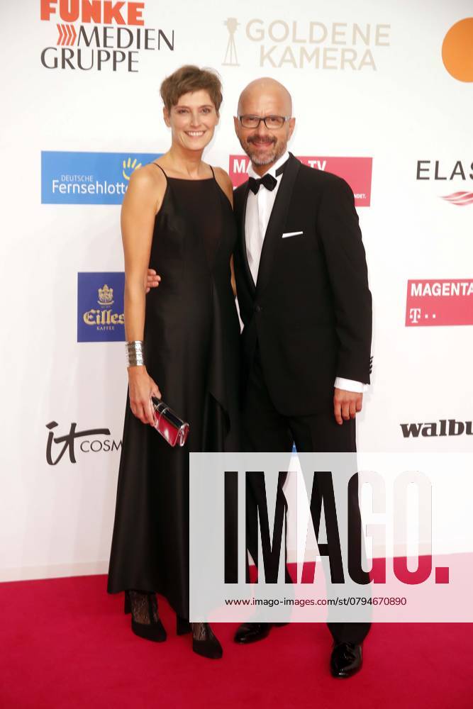 Christoph Maria Herbst und seine Ehefrau Gisi Herbst bei der Goldene Kamera 2019 in Berlin, Preisverleihung, Roter Teppich, Berlin Deutschland, Germany