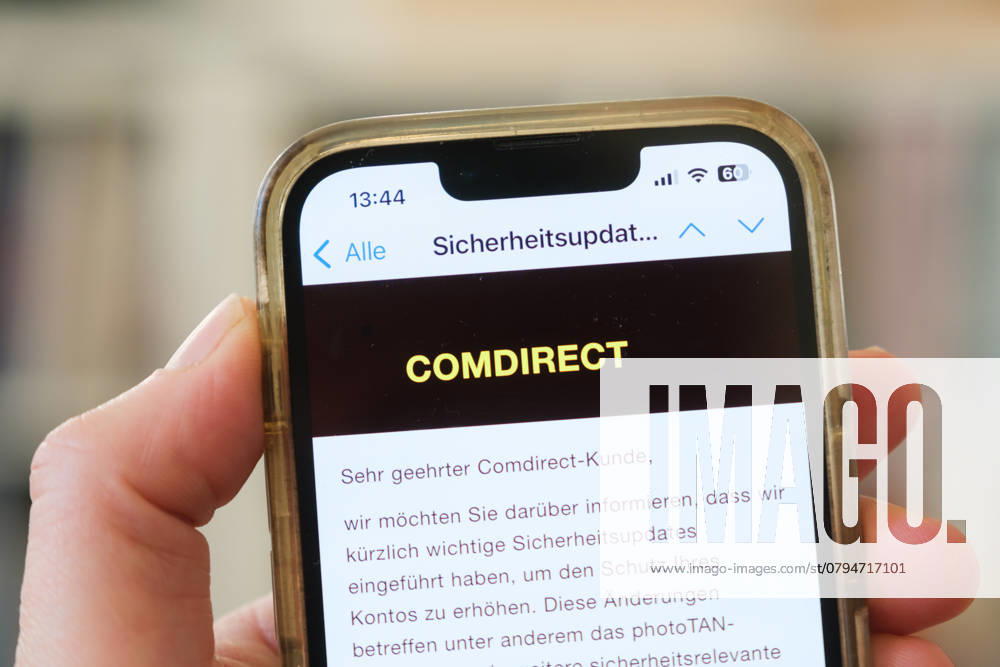 Betrügerische Phishing email auf einem Mobiltelefon, die eine angebliches Sicherheits-Updatebei einem Konto der von Comdirect meldet