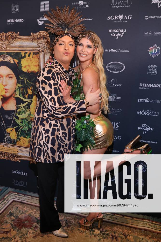 Ich bin ein Star – Holt mich hier raus! powered by Julian F.M. Stoeckel, Julian F. M. Stoeckel und Micaela Schaefer auf dem Dschungel Carpet zum Public Viewing zum TV-Start der neuen Staffel, Hotel Pullmann Schweizer Hof, Berlin, Berlin