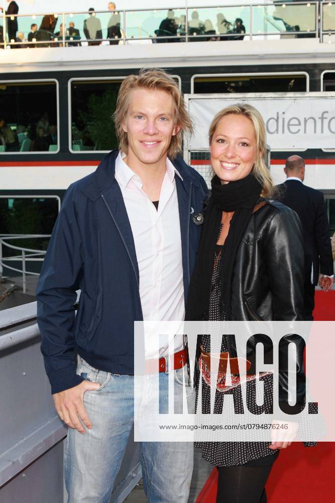 Simon Gosejohann und Freundin Angela Fingererben zu Gast beim Medienforum@Night auf dem Schiff der KD RheinEnergie auf dem Rhein in Koeln am 22.06.09. Nordrhein-Westfalen Germany