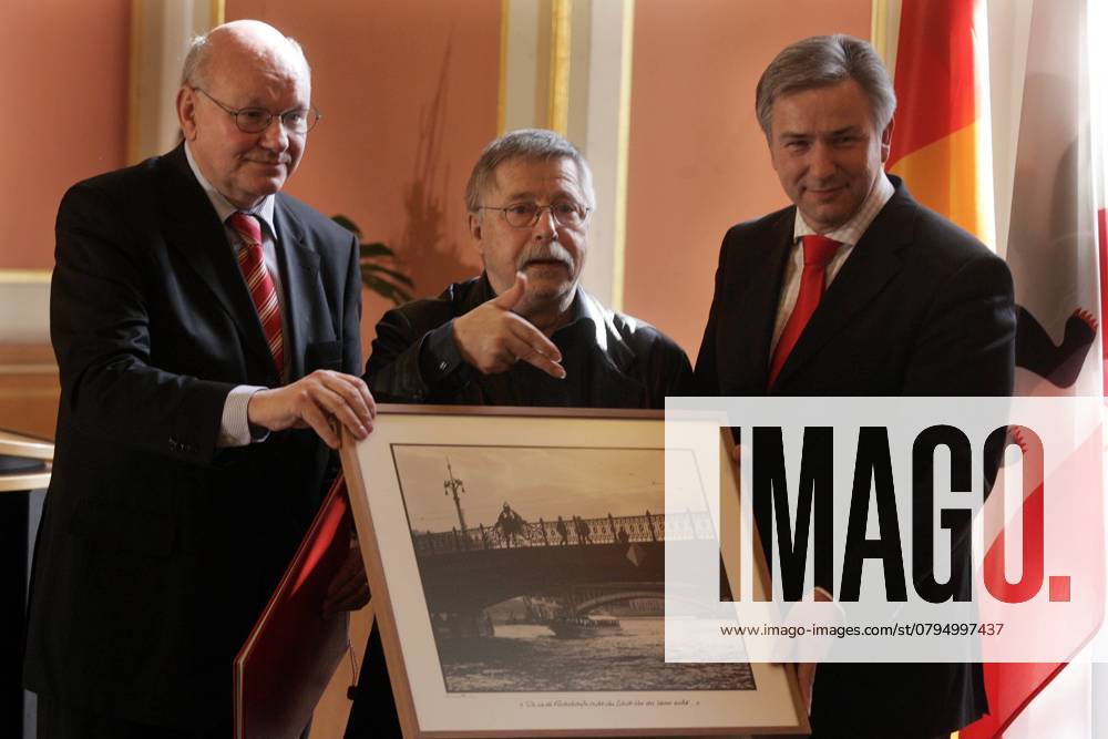 Wolf Biermann, Sanger, im Berliner Rathaus waehrend der Verleihung der Ehrenbuergerwuerde der Stadt Berlin durch Klaus Wowereit, Regierender Buergermeister, und Walter Momper, Praesident des Berliner Abgeordnetenhaus, diese Auszeichnung hatte im Vorfeld fuer eine kontroverse Diskusssion der politischen Parteien gesorgt und ist bis jetzt durch juengste Aeusserungen Biermann umstritten, Deutschland, Germany