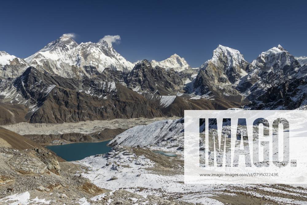 Blick vom Renjo La, dem Bergpass in Khumbu, der Everest Region, fotografiert an einem klaren Herbsttag mit blauem Himmel. Das Bergpanorama besteht aus Achttausendern: Mount Everest, Lhotse, Makalu und andere Himalaya Gipfel: Nutptse, Cholatse, Taboche. Der Ngozumpa, der längste Gletscher im Himalaya, liegt unterhalb. Die Siedlung Gokyo liegt auf seiner Seitenmoräne und dem Gokyo See, dem Dudh Pokhari Ufer. Drei Pässe Trek, Nachmonsun Trekking Saison. Sagarmatha Nationalpark, UNESCO Welterbe. Solukhumbu, Nepal, Asien View from Renjo La, the mountain pass in Khumbu, the Everest Region, photographed on a clear, blue sky, autumn day. Mountain panorama consists of eight-thousanders: Mount Everest, Lhotse, Makalu, and other Himalayan peaks: N