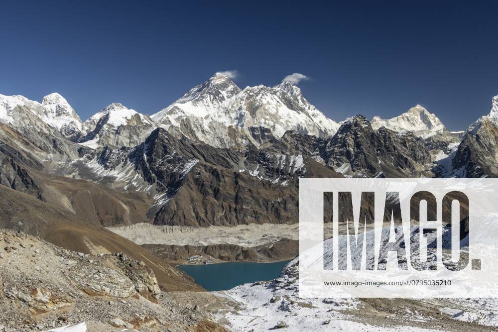 Blick vom Renjo La, dem Bergpass in Khumbu, der Everest Region, fotografiert an einem klaren Herbsttag mit blauem Himmel. Das Bergpanorama besteht aus Achttausendern: Mount Everest, Lhotse, Makalu und andere Himalaya Gipfel wie Nutptse und Pumori. Der Ngozumpa, der längste Gletscher im Himalaya, liegt unterhalb, die Siedlung Gokyo befindet sich auf seiner Seitenmoräne und dem Gokyo See, am Ufer des Dudh Pokhari. Drei Pässe Trek, Nachmonsun Trekking Saison. Sagarmatha Nationalpark, UNESCO Welterbe. Solukhumbu, Nepal, Asien View from Renjo La, the mountain pass in Khumbu, the Everest Region, photographed on a clear, blue sky, autumn day. Mountain panorama consists of eight-thousanders: Mount Everest, Lhotse, Makalu, and other Himalayan pe
