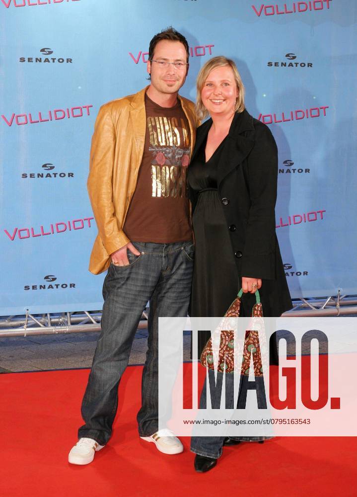 Matthias Opdenhoevel, Moderator, und Frau Alexandra Opdenhoevel zu Gast bei der Deutschlandpremiere von Vollidiot im Cinedom Kino in Koeln am 10.04.07. Photo: Siewert Nordrhein-Westfalen Germany