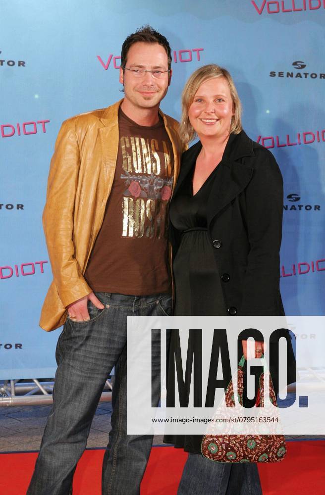 Matthias Opdenhoevel, Moderator, und Frau Alexandra Opdenhoevel zu Gast bei der Deutschlandpremiere von Vollidiot im Cinedom Kino in Koeln am 10.04.07. Photo: Siewert Nordrhein-Westfalen Germany