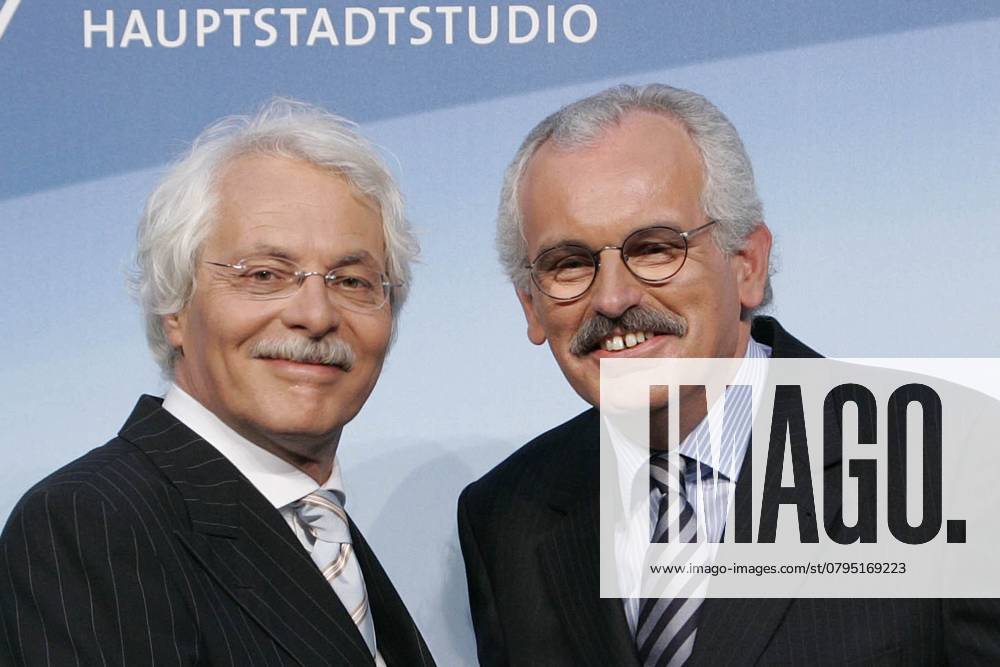 Ulrich Deppendorf, re., uebernimmt als Studioleiter wieder das ARD Hauptstadtstudio von Thomas Roth, li., kleine Party im ARD-Hauptstadtstudio in Berlin, Deutschland, Germany