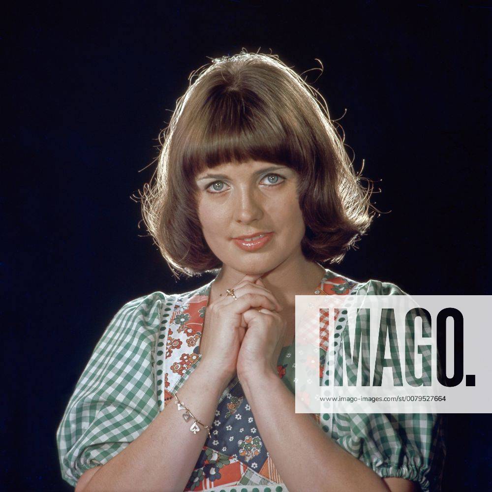 DDR Schlagermagazon Die DDR Schlagersängerin Monika Herz, Deutschland 1970er Jahre. GDR schlager singer Monika Herz, Germany 1970s.