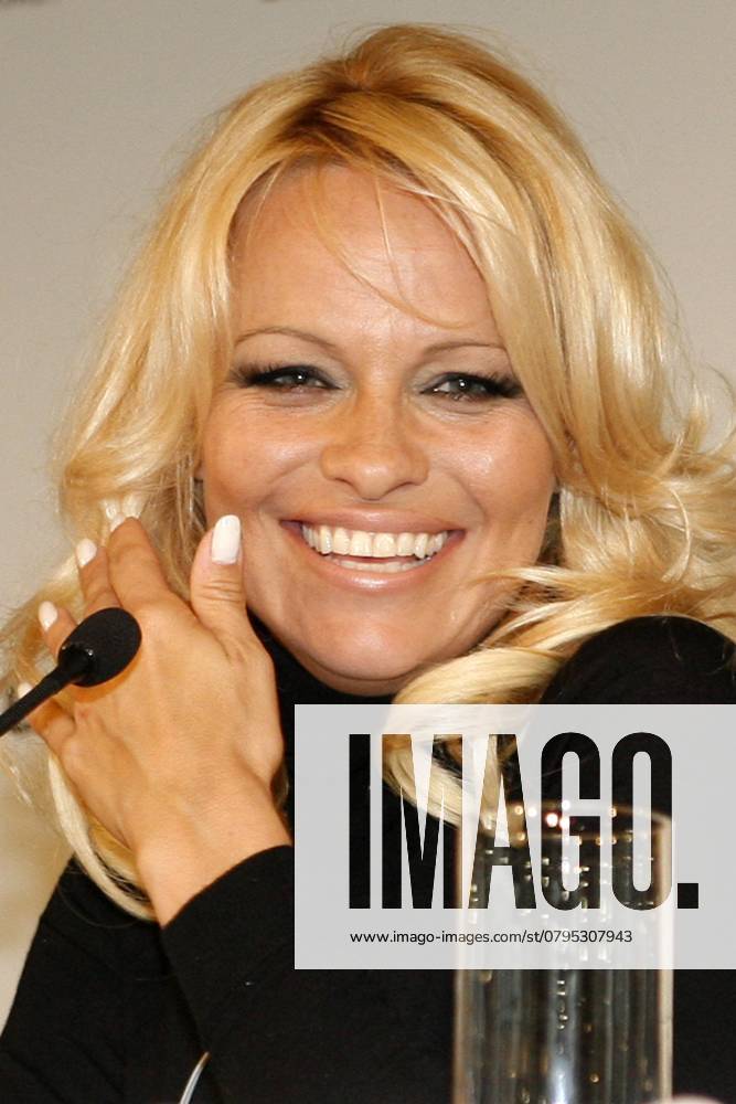 Pamela Anderson bei der Pressekonferenz zu der Sendung Willkommen bei Carmen Nebel im BMW Autohaus am Kurfuerstendamm in Berlin