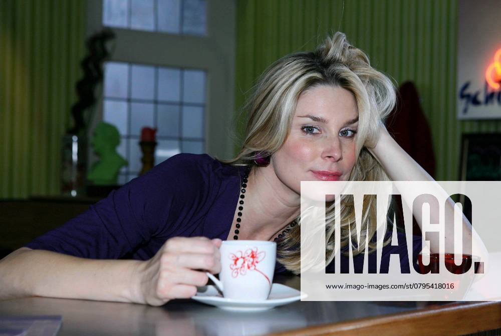 Claudelle Deckert , Schauspielerin, beim Set-Fototermin von Unter Uns in Koeln am 26.09.08.Nach ueber zwei Jahren kehrt sie am 7. Oktober 2008 dauerhaft in die RTL-Erfolgsserie zurueck und spielt wieder in ihrer alten Rolle der Rechtsanwaeltin EvaWagner und wird viel Unruhe in die Schillerallee bringen. Nordrhein-Westfalen Germany