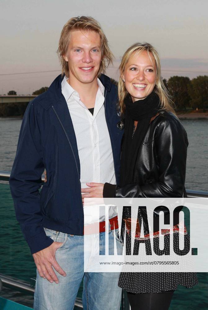 Simon Gosejohann und Freundin Angela Fingererben zu Gast beim Medienforum@Night auf dem Schiff der KD RheinEnergie auf dem Rhein in Koeln am 22.06.09. Nordrhein-Westfalen Germany