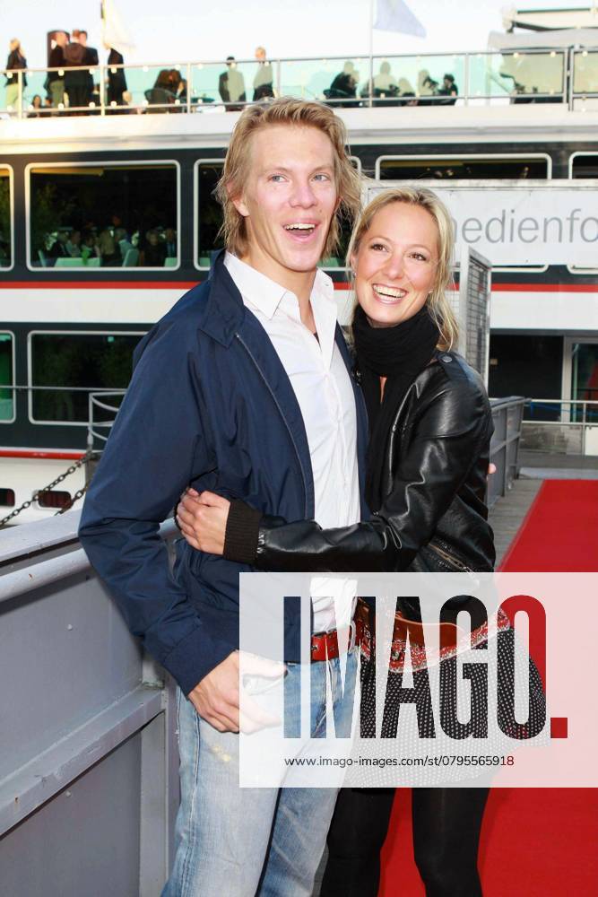 Simon Gosejohann und Freundin Angela Fingererben zu Gast beim Medienforum@Night auf dem Schiff der KD RheinEnergie auf dem Rhein in Koeln am 22.06.09. Nordrhein-Westfalen Germany