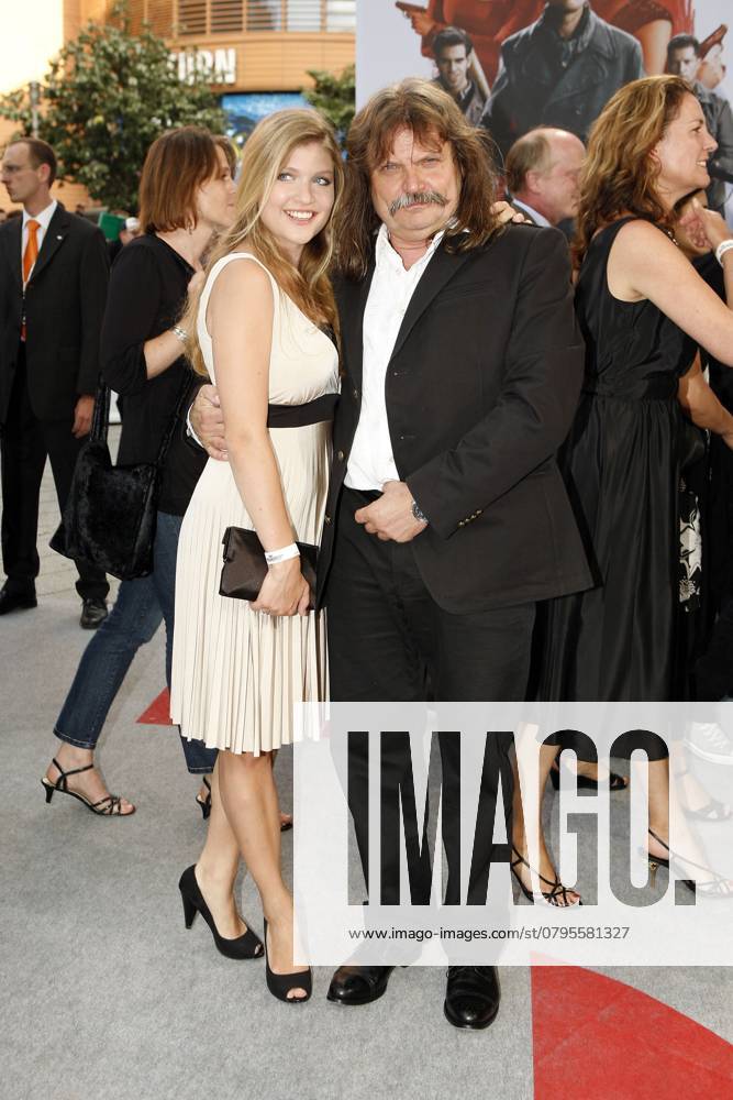 Leslie Mandoki mit seiner Tochter Lara bei der Deutschlandpremiere INGLOURIOUS BASTERDS im Theater am Potsdamer Platz in Berlin, Deutschland