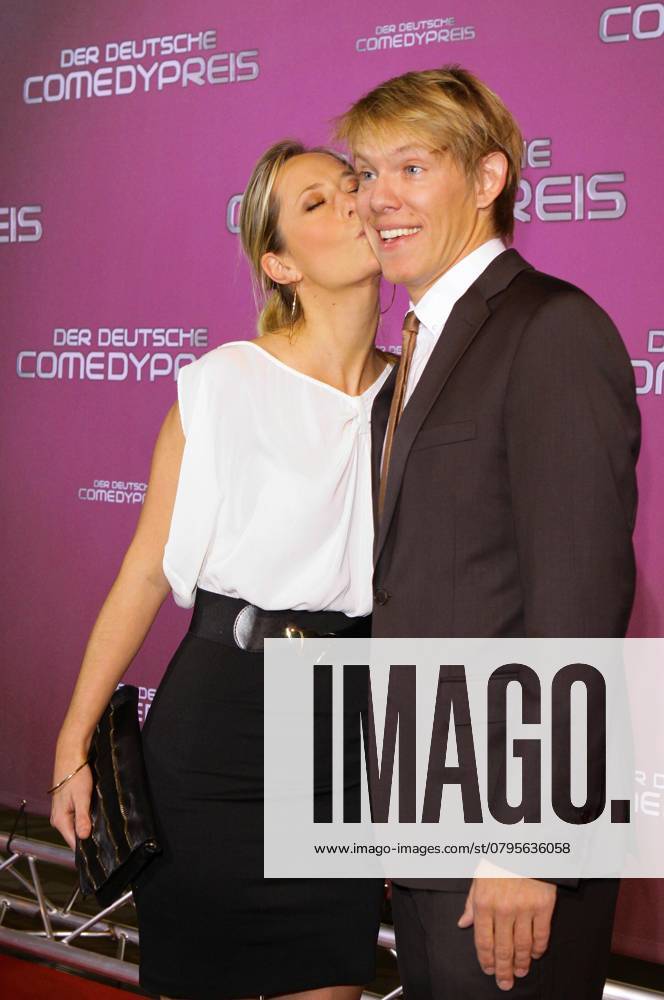 Simon Gosejohan und Freundin Angela Finger-Erben zu Gast bei der Verleihung des Deutschen Comedypreis 2009 im Coloneum in Koeln-Ossendorf am 20.10.09. Der deutsche Comedypreis wird erst am Freitag, den 23. Oktober 2009, von 21:15 Uhr bis 00:00 Uhr bei RTL ausgestrahlt, es besteht eine Sperrfrist fuer die Bekanntgabe der Gewinner bis Freitag, 23. Oktober 2009, 00:00 Uhr. Nordrhein-Westfalen Germany
