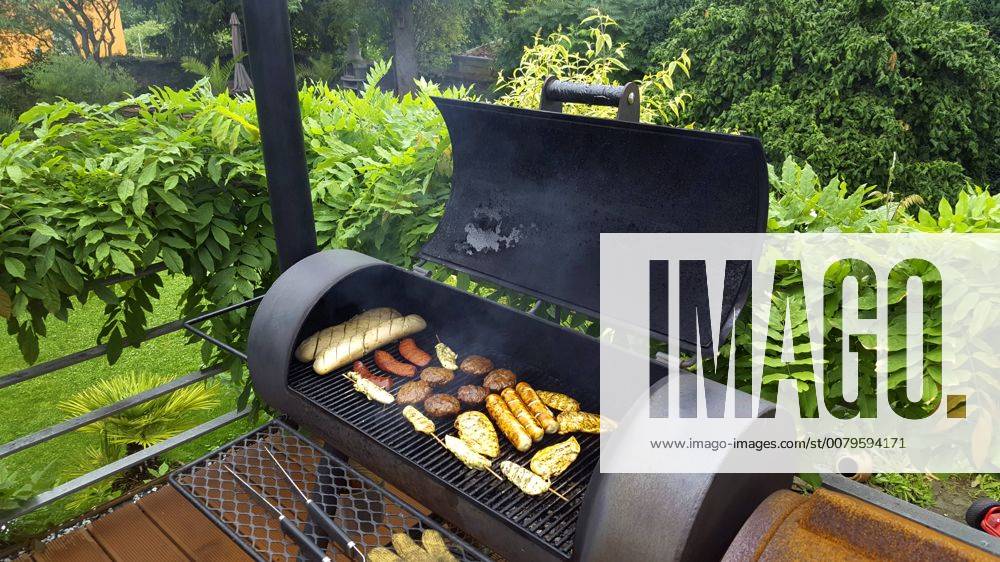 Grillfleisch und Wuerstchen in einem Barbecue-Smoker, Deutschland grill meat in a Barbecue-Smoker, Germany BLWS459013
