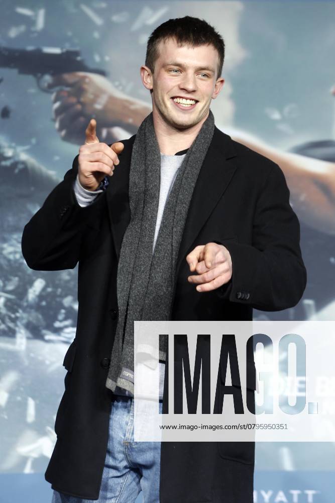 Jannis Niewoehner bei der Deutschlandpremiere von DIE BESTIMMUNG Insurgent in Berlin, Roter Teppich, Berlin Deutschland, Germany