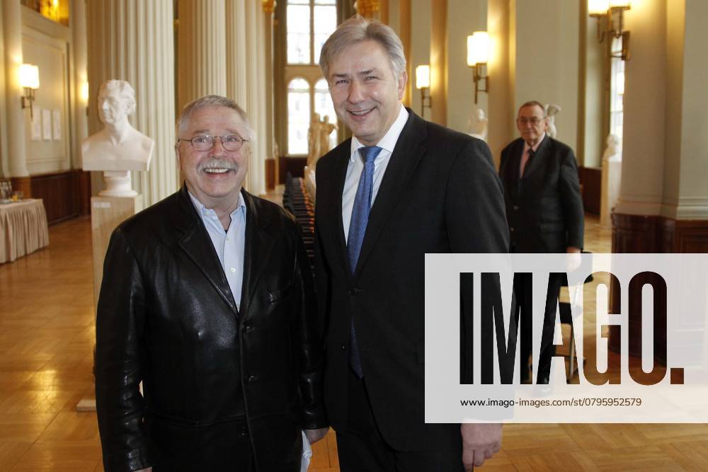 Empfang und Mittagessen zum 75. Geburtstag von Wolf Biermann, Ehrenbuerger von Berlin, im Roten Rathaus, Saeulensaal, mit Wolf Biermann und Klaus Wowereit, Berlin Deutschland, Germany