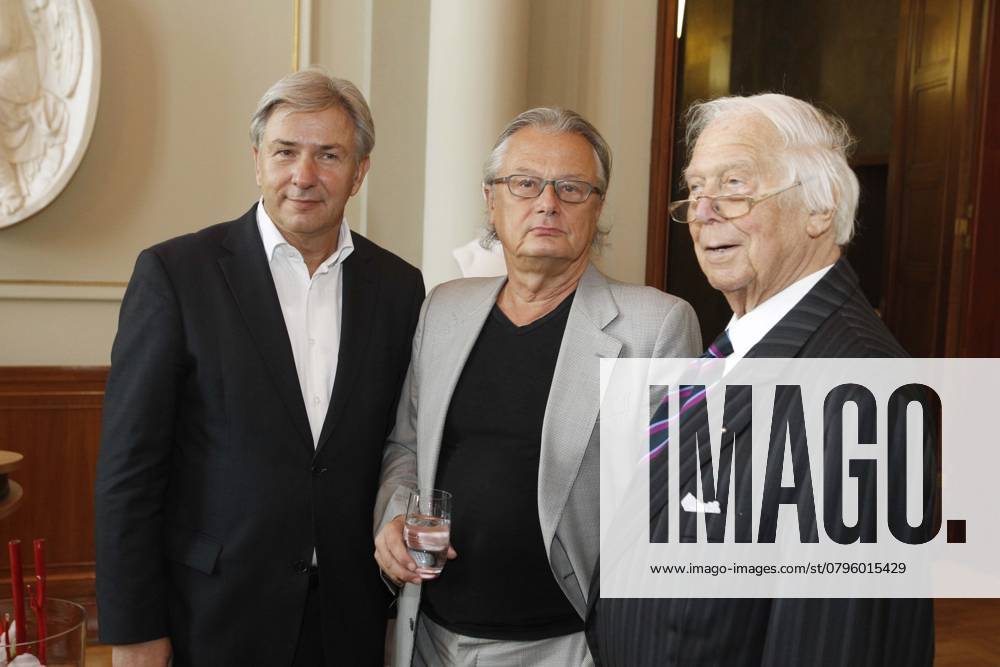Essen zu Ehren des Intendanten der Volksbuehne Berlin zu dessen 20-jaehrigen Dienstjubilaeum im Roten Rathaus in Berlin, mit Klaus Wowereit, Frank Castorf und sein Vater Wrener Castorf, Berlin Deutschland, Germany