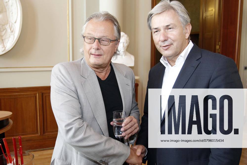 Essen zu Ehren des Intendanten der Volksbuehne Berlin zu dessen 20-jaehrigen Dienstjubilaeum im Roten Rathaus in Berlin, mit Klaus Wowereit und Frank Castorf, Berlin Deutschland, Germany