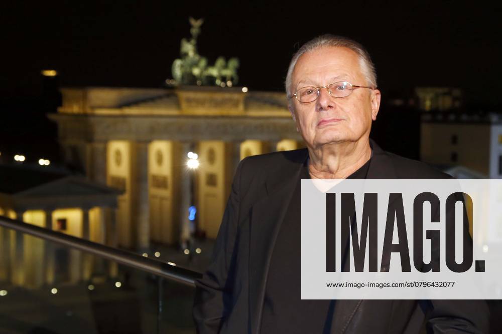 Kunstpreis Berlin 2016, preisverleihung in der Akademie der Kuenste in Berlin, Fototermin der Preistraeger mit Frank Castorf -Grosser Kunstpreis-, Berlin Deutschland, Germany