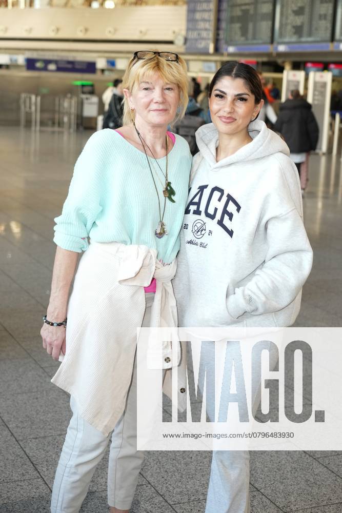 RTL Dschungelcamp - Frankfurt 2025. Yeliz Koc mit Mutter Andrea Koc beim Abflug ins RTL Dschungelcamp 2025 am Flughafen Frankfurt. Frankfurt Flughafen Hessen