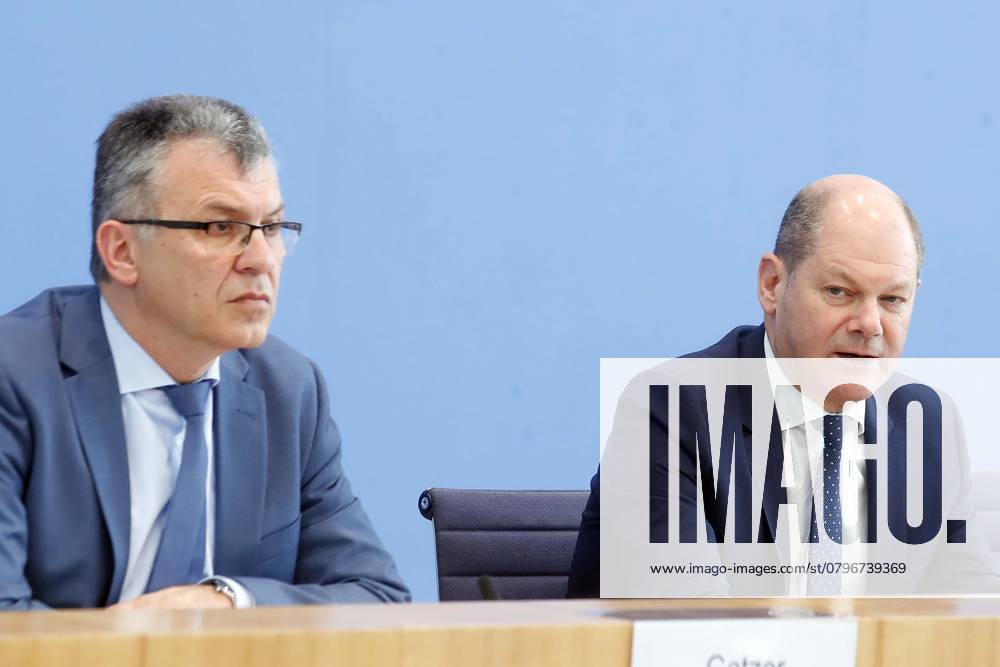 Bundesminister der Finanzen Olaf Scholz, und Finanzstaatssekretaer Werner Gatzer, in der Bundespressekonferenz in Berlin, Thema: Haushalt 2019, Eckwerte 2020 und Finanzplan bis 2023, Berlin Deutschland, Germany