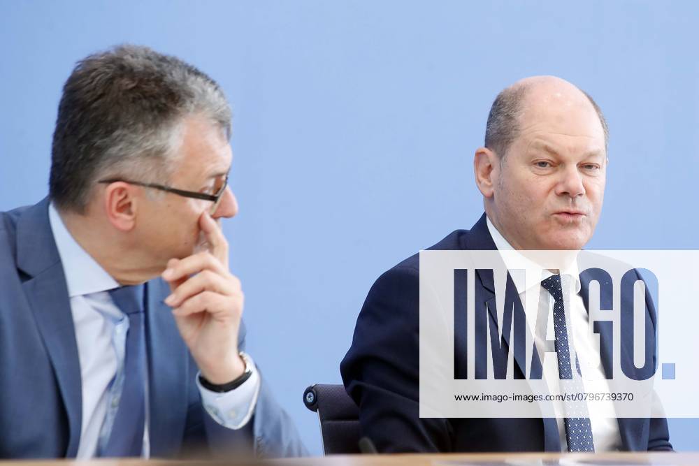 Bundesminister der Finanzen Olaf Scholz, und Finanzstaatssekretaer Werner Gatzer, in der Bundespressekonferenz in Berlin, Thema: Haushalt 2019, Eckwerte 2020 und Finanzplan bis 2023, Berlin Deutschland, Germany