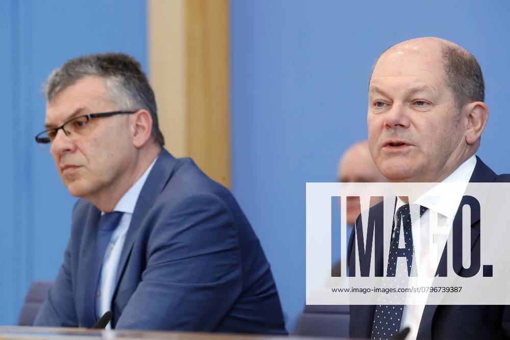 Bundesminister der Finanzen Olaf Scholz, und Finanzstaatssekretaer Werner Gatzer, in der Bundespressekonferenz in Berlin, Thema: Haushalt 2019, Eckwerte 2020 und Finanzplan bis 2023, Berlin Deutschland, Germany