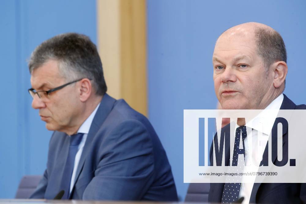 Bundesminister der Finanzen Olaf Scholz, und Finanzstaatssekretaer Werner Gatzer, in der Bundespressekonferenz in Berlin, Thema: Haushalt 2019, Eckwerte 2020 und Finanzplan bis 2023, Berlin Deutschland, Germany