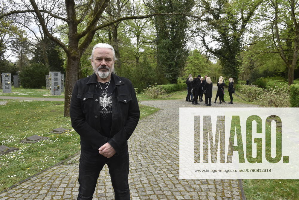 Gedenken an den Musiker Fritz Puppel von der Musikgruppe City, beim Krematorium Berlin-Baumschulenweg, Trauerfeier fuer den Musiker, Jaecki Reznizek, Silly, Berlin Deutschland, Germany
