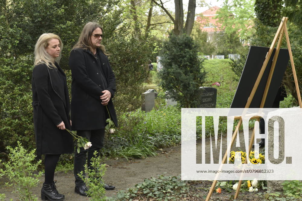 Gedenken an den Musiker Fritz Puppel von der Musikgruppe City, beim Krematorium Berlin-Baumschulenweg, Trauerfeier fuer den Musiker, Berlin Deutschland, Germany