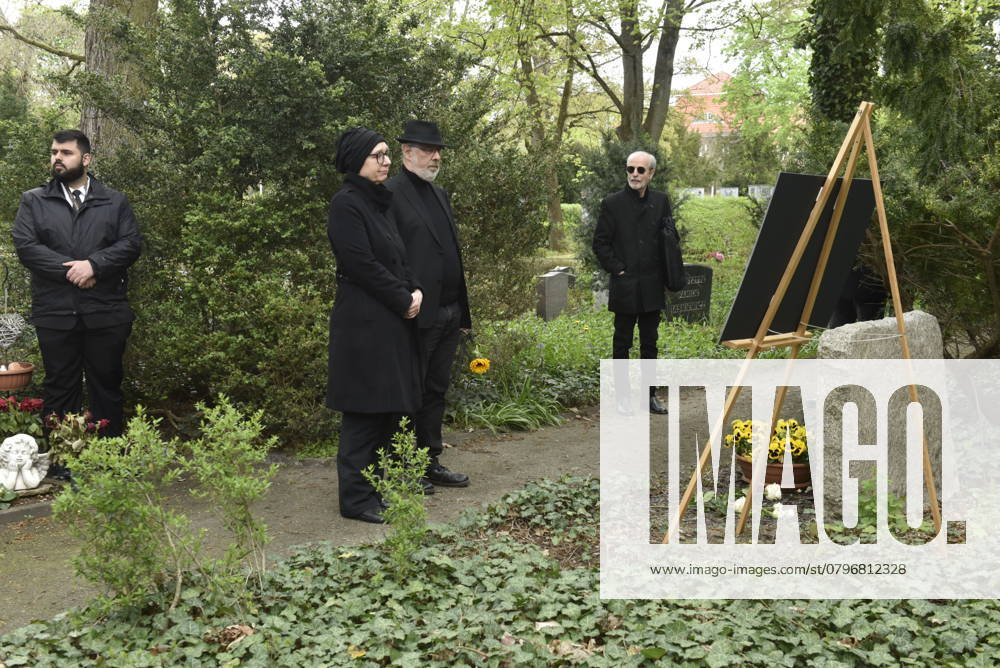 Gedenken an den Musiker Fritz Puppel von der Musikgruppe City, beim Krematorium Berlin-Baumschulenweg, Trauerfeier fuer den Musiker, Berlin Deutschland, Germany