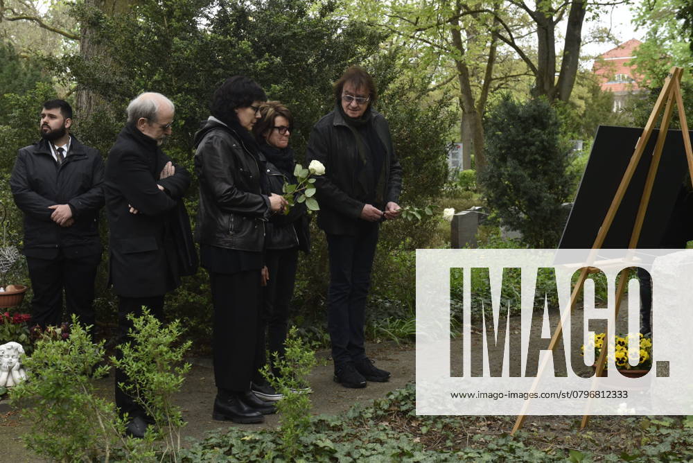 Gedenken an den Musiker Fritz Puppel von der Musikgruppe City, beim Krematorium Berlin-Baumschulenweg, Trauerfeier fuer den Musiker, re. Dietr Maschine Birr, Puhdys, Berlin Deutschland, Germany