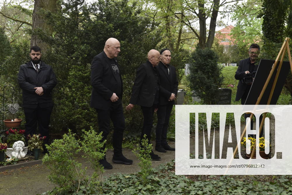 Gedenken an den Musiker Fritz Puppel von der Musikgruppe City, beim Krematorium Berlin-Baumschulenweg, Trauerfeier fuer den Musiker, die Band am Grab Georgi Gogow, Toni Krahl, Manfred Hennig, Berlin Deutschland, Germany