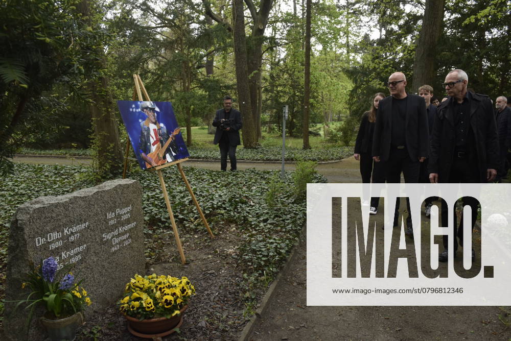 Gedenken an den Musiker Fritz Puppel von der Musikgruppe City, beim Krematorium Berlin-Baumschulenweg, Trauerfeier fuer den Musiker, Berlin Deutschland, Germany