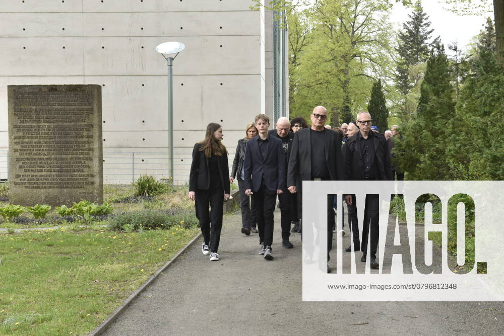 Gedenken an den Musiker Fritz Puppel von der Musikgruppe City, beim Krematorium Berlin-Baumschulenweg, Trauerfeier fuer den Musiker, Berlin Deutschland, Germany