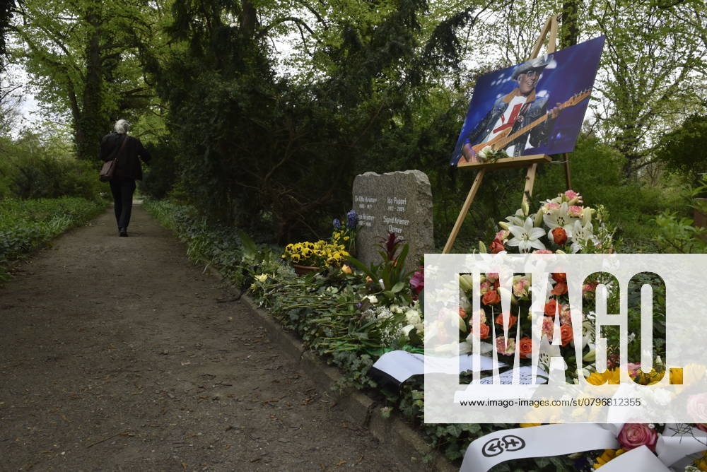 Gedenken an den Musiker Fritz Puppel von der Musikgruppe City, beim Krematorium Berlin-Baumschulenweg, Trauerfeier fuer den Musiker, das Grab Berlin Deutschland, Germany