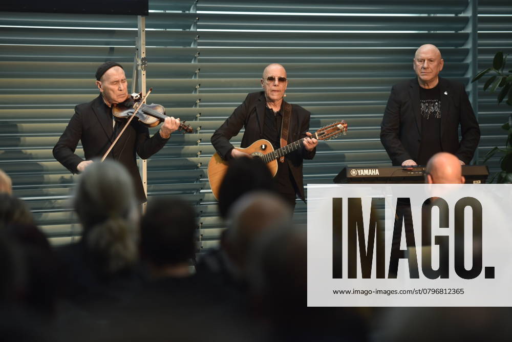 Gedenken an den Musiker Fritz Puppel von der Musikgruppe City, beim Krematorium Berlin-Baumschulenweg, Trauerfeier fuer den Musiker, die Band spielt zum Abschied , Georgi Gogow, Toni Krahl, Manfred Hennig, Berlin Deutschland, Germany
