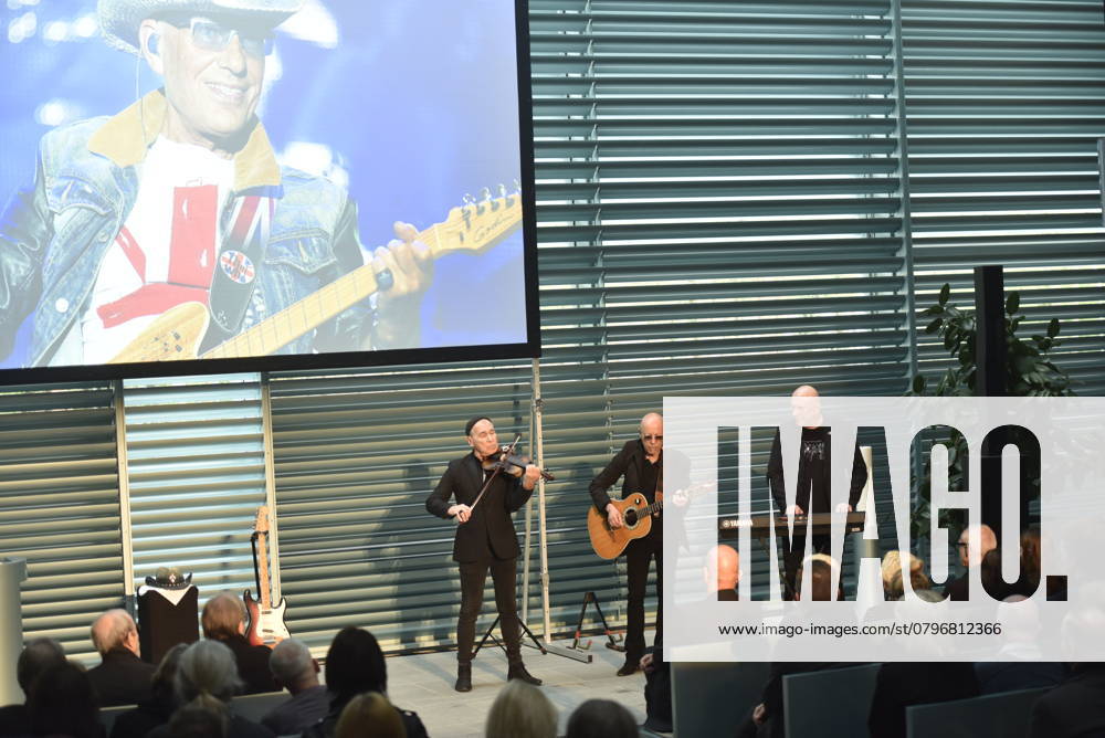Gedenken an den Musiker Fritz Puppel von der Musikgruppe City, beim Krematorium Berlin-Baumschulenweg, Trauerfeier fuer den Musiker, die Band spielt zum Abschied , Georgi Gogow, Toni Krahl, Manfred Hennig, Berlin Deutschland, Germany