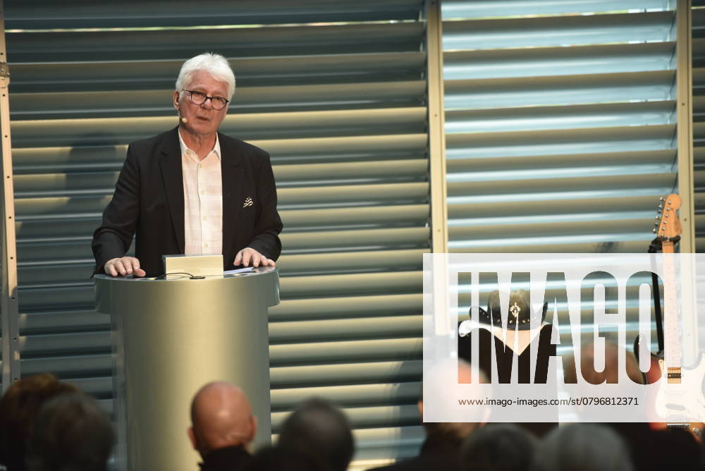 Gedenken an den Musiker Fritz Puppel von der Musikgruppe City, beim Krematorium Berlin-Baumschulenweg, Trauerfeier fuer den Musiker, Musikmanager Thomas Stein, BMG, Berlin Deutschland, Germany