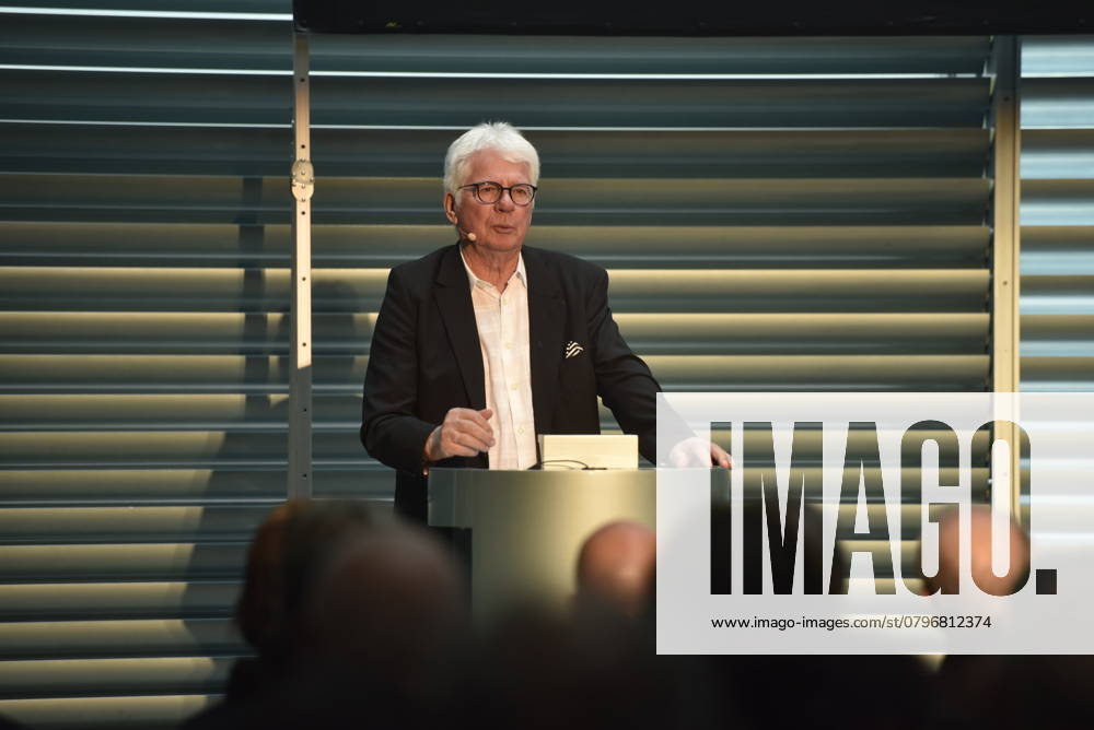Gedenken an den Musiker Fritz Puppel von der Musikgruppe City, beim Krematorium Berlin-Baumschulenweg, Trauerfeier fuer den Musiker, Musikmanager Thomas Stein, BMG, Berlin Deutschland, Germany
