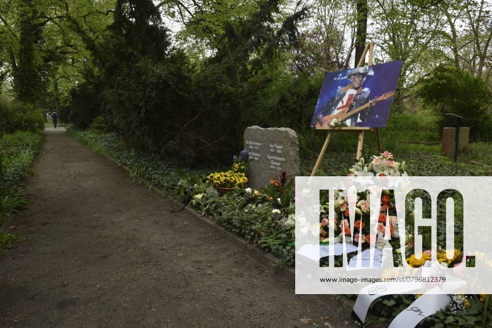 Gedenken an den Musiker Fritz Puppel von der Musikgruppe City, beim Krematorium Berlin-Baumschulenweg, Trauerfeier fuer den Musiker, das Grab Berlin Deutschland, Germany