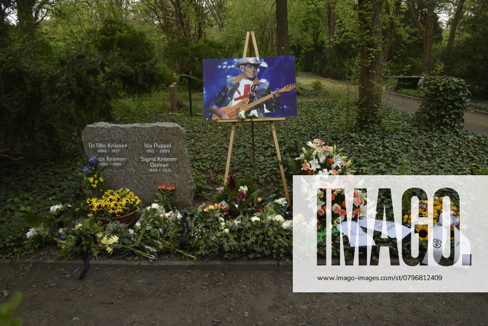 Gedenken an den Musiker Fritz Puppel von der Musikgruppe City, beim Krematorium Berlin-Baumschulenweg, Trauerfeier fuer den Musiker, das Grab Berlin Deutschland, Germany
